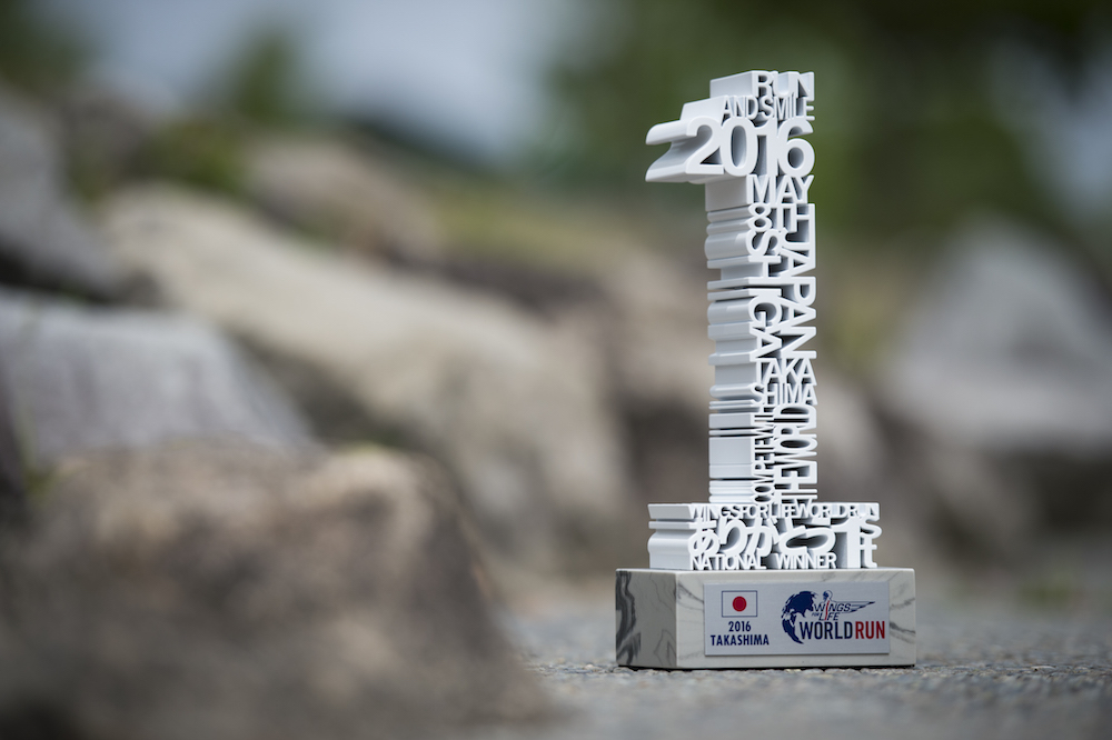 WINGS FOR LIFE WORLD RUN 2016優勝トロフィーの画像