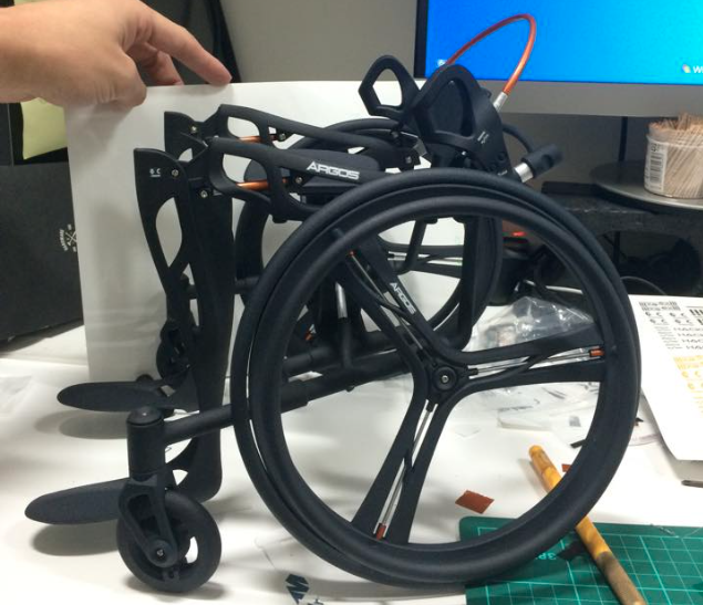 脊髄損傷者用カーボン長下肢装具の縮小プロトタイプの画像